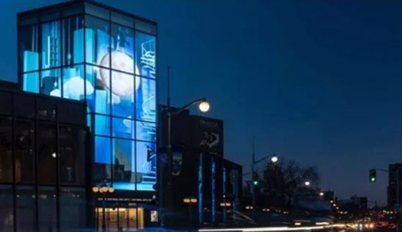 華宇星戶外全彩led透明顯示網格屏與傳統LED顯示屏有什么異同點(圖2)